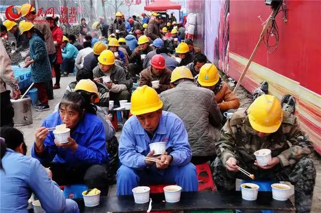 农民工去聚餐,嫌酒贵,服务员鄙视,老板做了一件事,隔天傻眼了