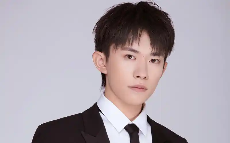 飒爽少年易烊千玺帅气图片桌面壁纸