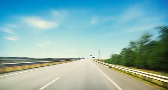 路上开车在空旷的路上开车照片