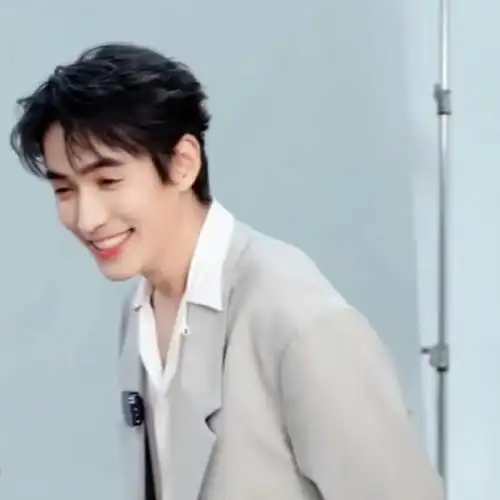 天呢,朱一龙这个皱鼻笑的含金量谁懂啊    #朱一龙