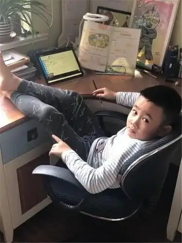 儿子在家上网课葛优躺,转笔,看了实在太糟心,网友:我家同款