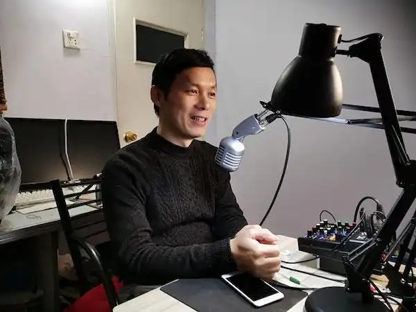 图说:疫情期间主播在话筒前分享动人故事,通过喜马拉雅触达众多受众