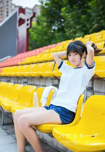 校花美女白嫩美腿运动装校园操场青春活力高清写真图片 (10/ 14) 2016