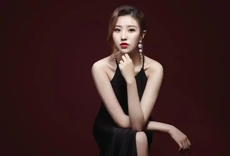 1人 拍摄风格 肖像照,纯色背景,杂志封面 拍摄手法 时尚,杂志 造型