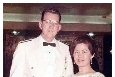 费翔妈妈毕丽娜,亲手拆散儿子姻缘,儿子62岁依旧未婚