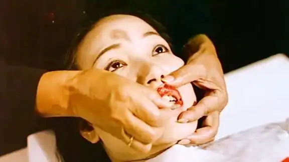 入殓师给女尸化妆不料被大妈弄得诈尸做鬼千万别顽皮吓到大妈