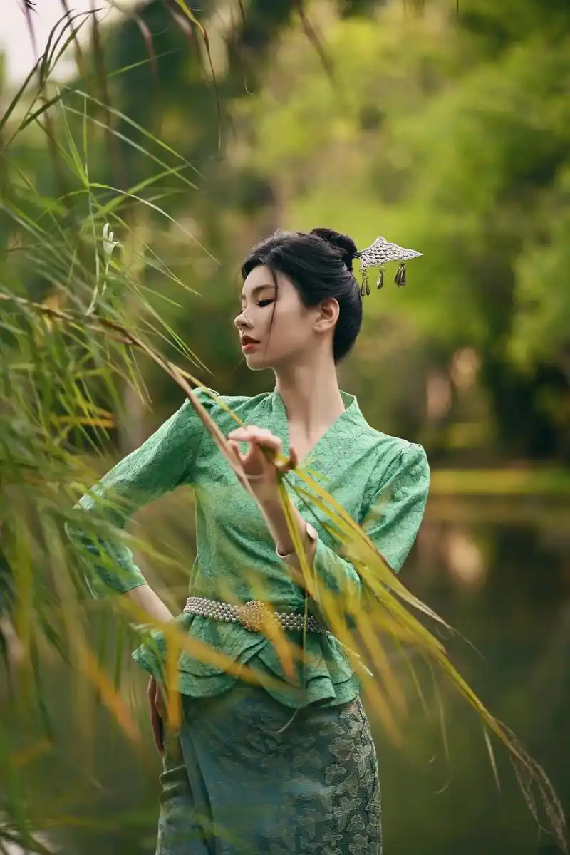 西双版纳写真|傣家少女.在花园中,你可以看到许多傣族少女身着 - 抖音