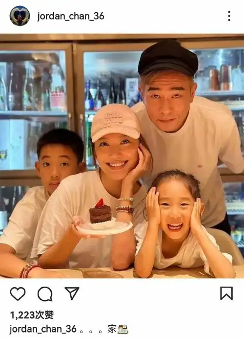 陈小春父亲节晒全家福,41岁应采儿提前庆生,陈小春染了白头发,完全看