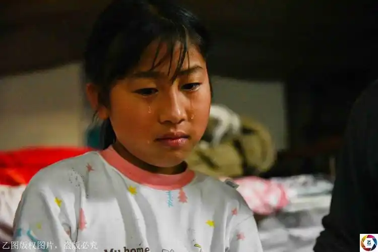 爸爸倒下后妈妈不辞而别,11岁女孩独自照顾父亲,苦等母亲回来