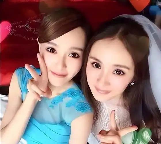 大家都知道杨幂结婚唯一的伴娘就是唐嫣,那时候他们是形影不离的好