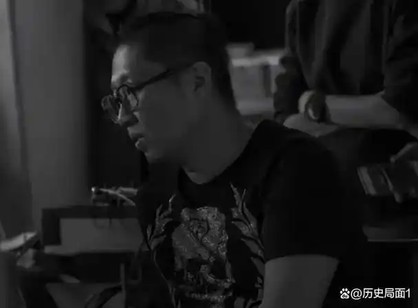 邓宇澄则沉稳内敛,魅力独特.