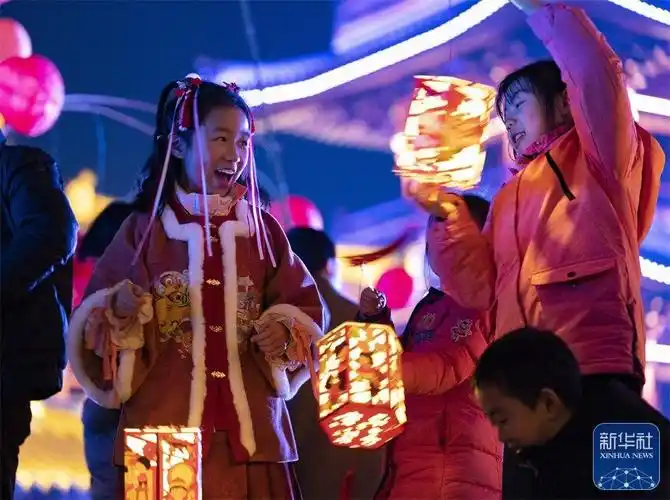 2月1日,小朋友手持灯笼游览江西省新余市仙女湖区宽心小镇宋韵民俗