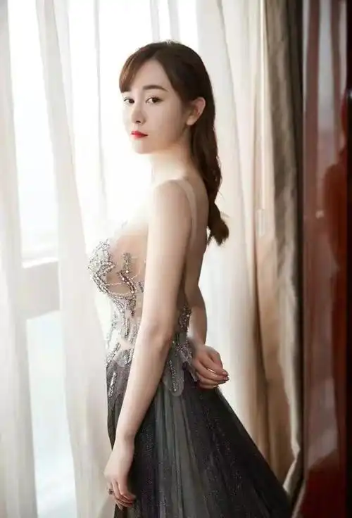 张檬恋爱后更饱满穿薄纱透视裙曲线完美有肉感更性感