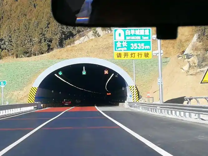 经过五个隧道其名称: (1)白羊城沟隧道 (2)梯子峪隧道 (3)佛岩寺隧道