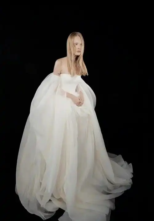 72岁婚纱女王王薇薇穿婚纱拍大片个性十足