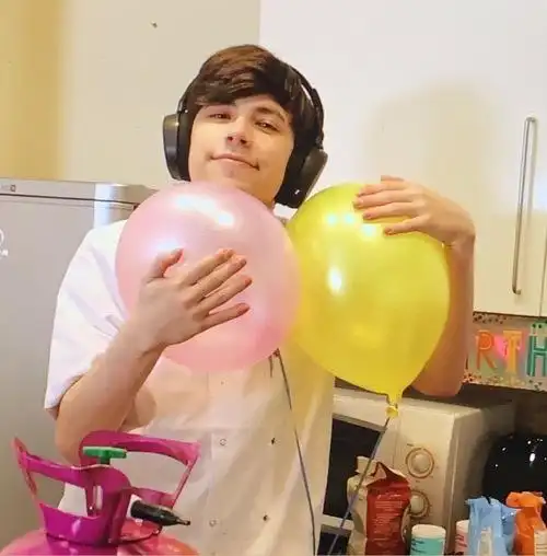 看着george 抱着气球,他.