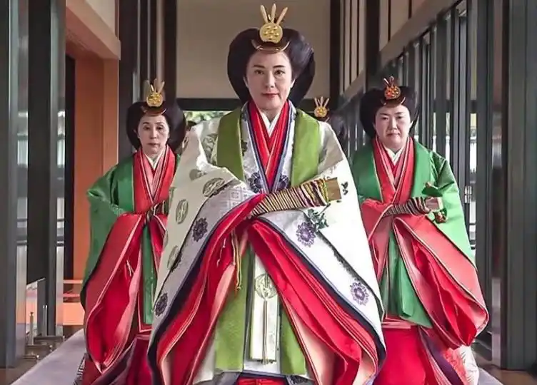 她才是日本最美皇后,过世后天皇甘愿吃斋念佛,年轻时比雅子都美_手机