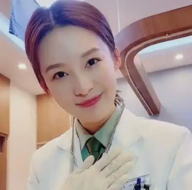医生是大家都非常敬重的一个职业,而李沁在和黄景瑜的新戏中饰演的便