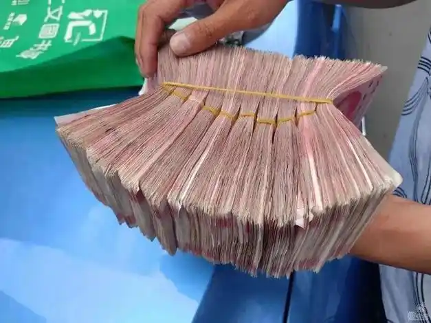 镇雄一出租车司机在车上捡到10万现金随后他选择