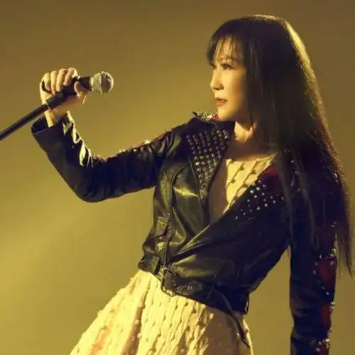 李丽芬嗓音浑厚潇洒洒脱