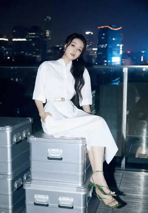 孙怡黄花裙现身新综艺,知性减龄_身材_白色_线条