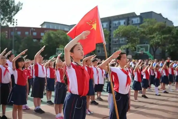 佩戴红领巾,右手敬礼,动作规范.