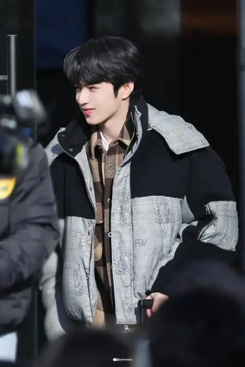 刘耀文无限超越班上班饭拍图推着行李箱的耀文笑的好甜