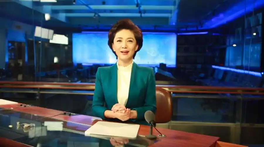 《新闻联播》主播海霞颁奖者全班27个男孩都陪她剃了光头学生们为了