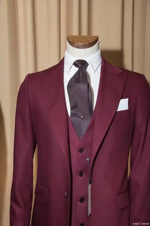 佛靠金装,人靠衣装,一套气质的西装也能让人更显气质,谈判场上