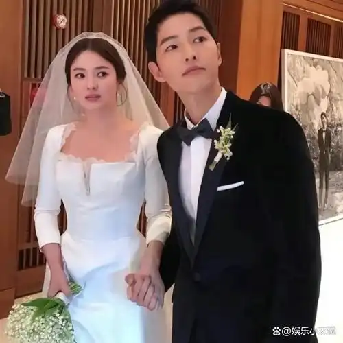 韩国百想艺术大赏宋仲基颗粒无收,深情凝望前妻宋慧乔,粉丝破防