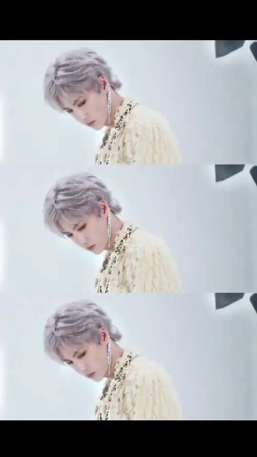 王一博惊艳绝伦的银发造型,刚好驾驭住他那精致的五官,立体的轮廓和