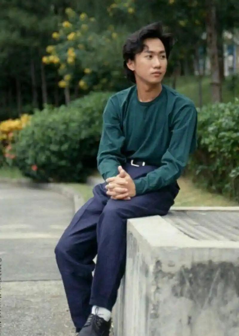 黄家驹年轻时帅气的外表和阳光的笑容总是能吸引人的眼球.