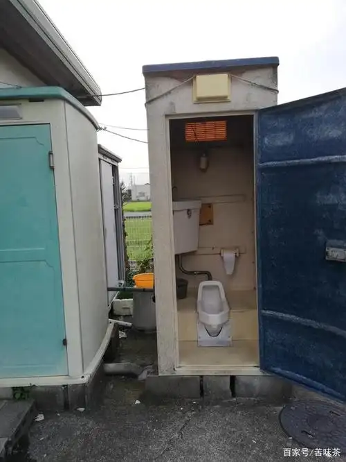 这是露天的大厕所