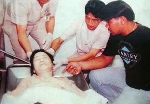 【图】揭秘邓丽君葬礼火化现场 歌坛天后死因引猜测(2)_港台星闻_明星