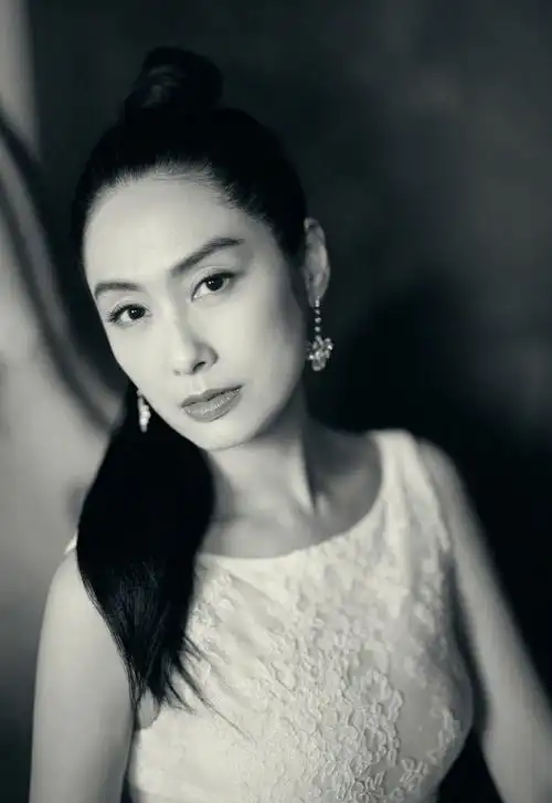 朱茵复古电影风大片释出 变换光影下美人神颜依旧_凤凰网娱乐_凤凰网