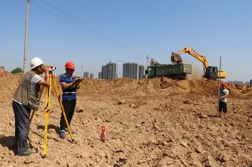 我院龙湖校区土石方施工现场报道二 —— 测量务求精细化