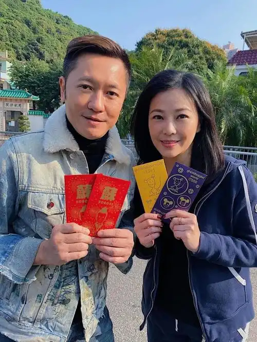 老婆穿风衣简约干练,容貌天生丽质好迷人|刘小慧|苏志威_新浪新闻