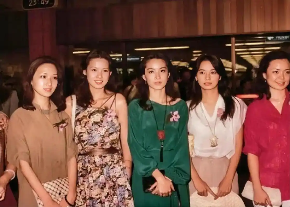 一张珍贵的合影,80年代的胡茵梦,周丹薇,林青霞,胡慧中,侯丽芳,你认识