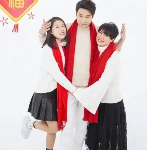 小沈阳女儿的近照曝光17岁的她大变样举手投足间尽显自信