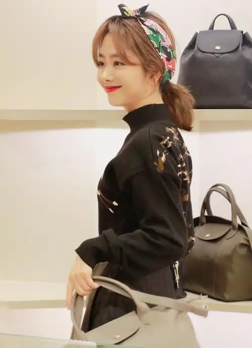 谭松韵又穿学生装扮嫩,29岁直接美成高中生,这次配丸子头更惊艳