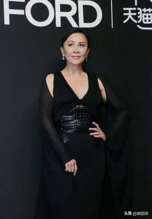 58岁刘嘉玲穿蓝色礼服裙开叉到大腿太耀眼窈窕身材依旧靓美