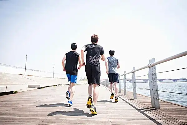 背影,外观,三个,男青年,运动,装束,跑,河边
