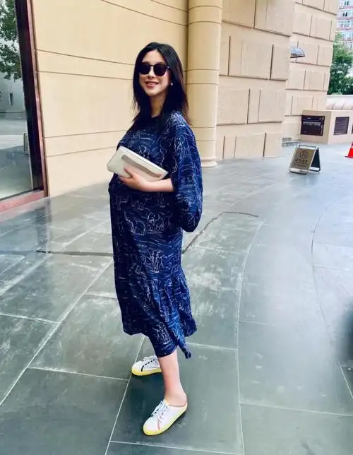 朱珠挺八月孕肚逛街,四肢水肿明显69却自信满满