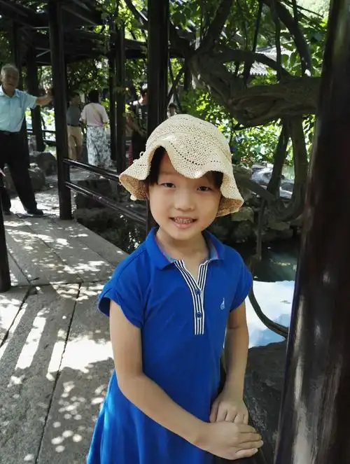 2018年梓昱7岁了,现已是小学一年级的小学生了.