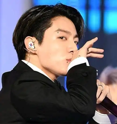 从美国回来就陷入打唇钉和6个耳钉的防弹少年团田柾国,和眉钉纹身都在