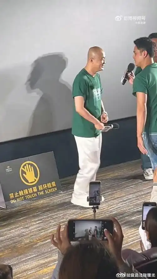 明道亲了包贝尔一口