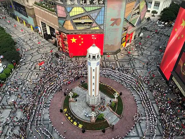 重庆解放碑千余市民与游客合唱《我和我的祖国》_新闻频道_央视网(cct