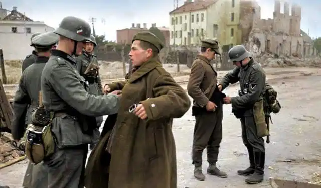 原创二战珍贵彩照手里抱着一条狗似乎是英国皇家空军的习惯