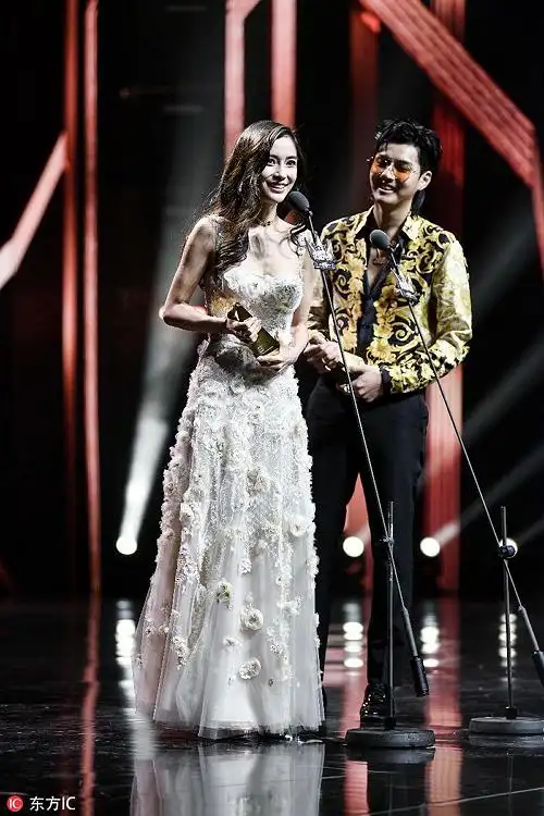(吴亦凡,angelababy杨颖获得"今日头条年度全能明星")