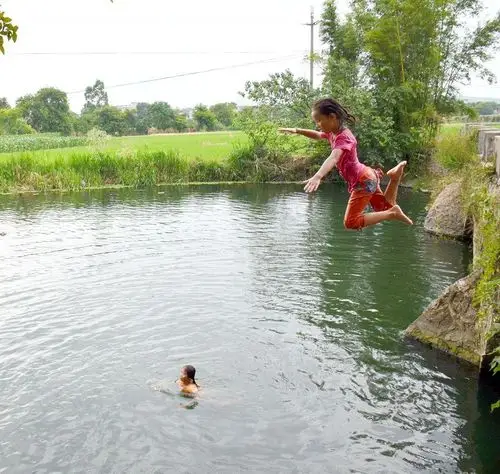 【再拍村娃戏水摄影图片】纪实摄影_阳光新兵800e_太平洋电脑网摄影